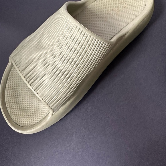 CALIA(CarrieUndrwd) Ladie’s slides size 7 Sage Green $18 Excellent Condition!! - Picture 7 of 9